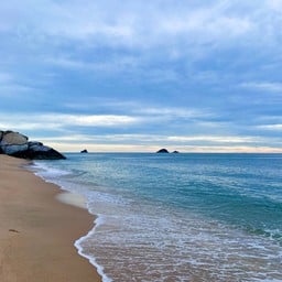 ชายหาดลับ บรรยากาศสงบ ใกล้หัวหิน d12102b9cc74486a8559694b77620dd9