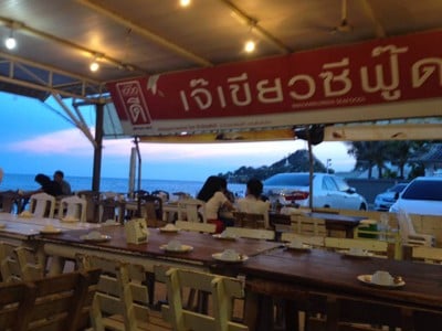 Enjoy delicious activities amid a seaside atmosphere. ร้านอาหารเจ๊เขียวซีฟู้ด หัวหิน