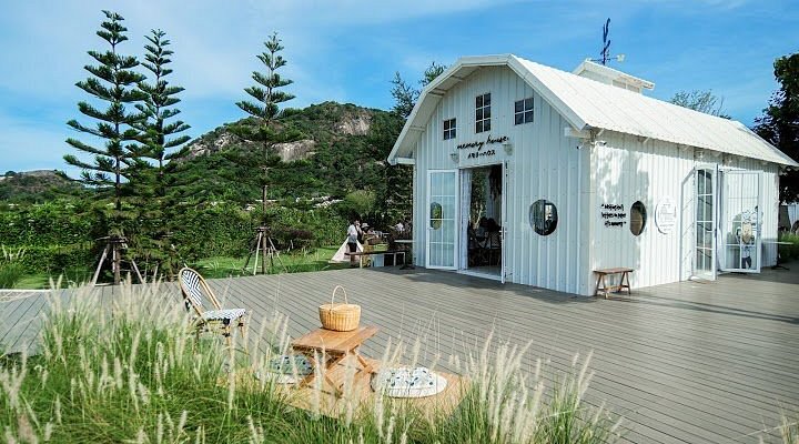 Memory House Cafe: The Dreamy White Barn Memory House Cafe HuaHin